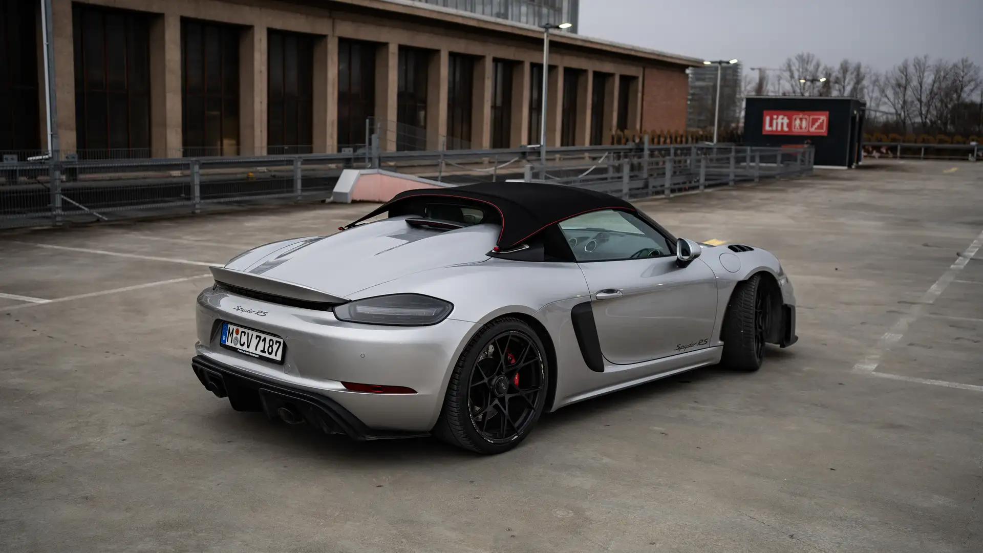 Unser Porsche Spyder RS in der seitlichen Ansicht.